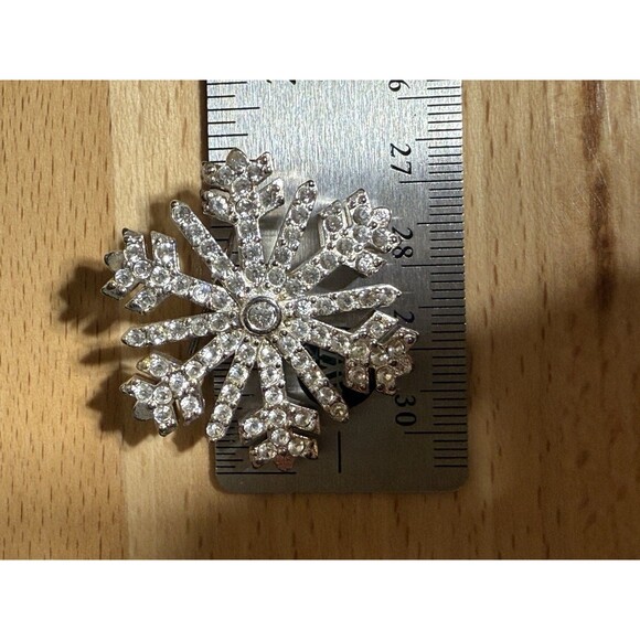 Vintage Christmas Brooch SNOWFLAKE Pin Crystal Silver Tone Signed Monet 1.5 in - Picture 6 of 8